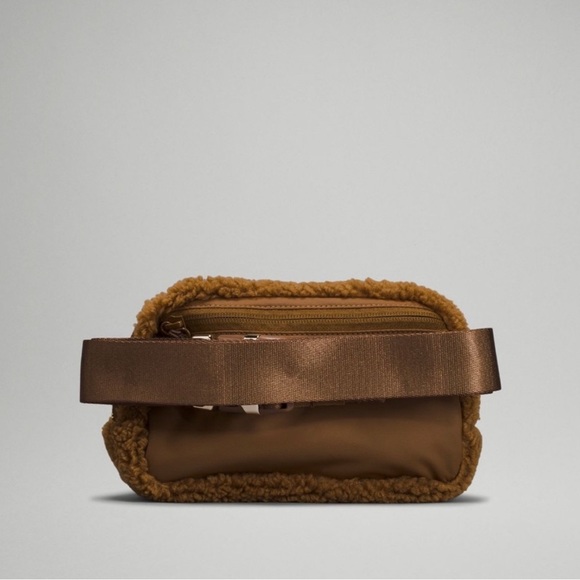 ✨NEW Lululemon Everywhere Belt Bag 1L Fleece Burnt Caramel - Picture 6 of 8